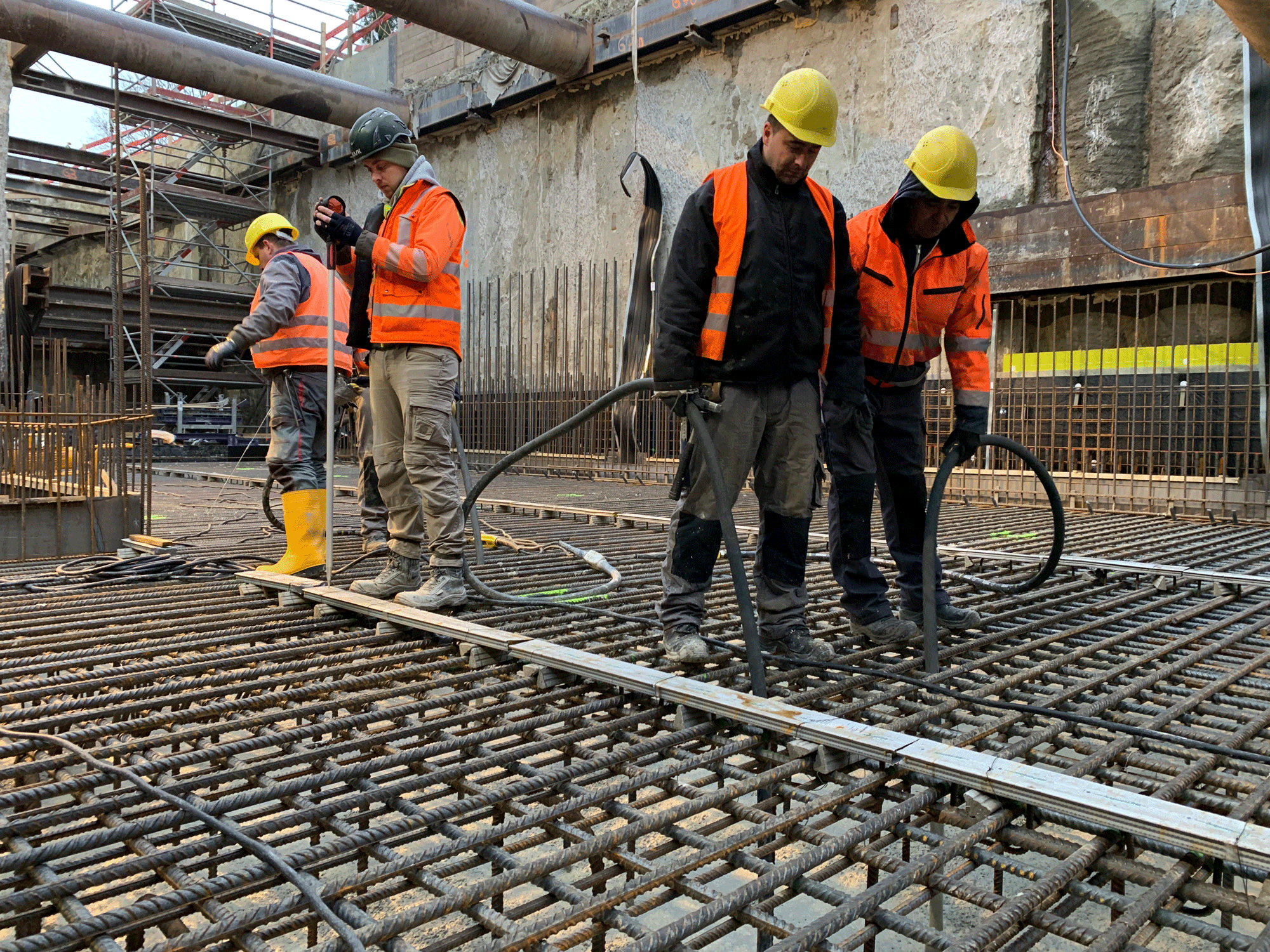 Per Schlauch wird Beton eingefüllt