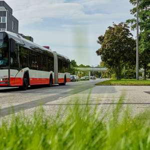 Ein Bus der HOCHBAHN fährt durch die City Nord.