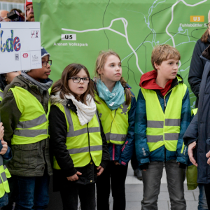 Gemalte Vorfreude: Die Drittklässler der Grundschule Bekassinenau haben die Bauarbeiten begeistert begleitet und nehmen „ihre“ Haltestelle mit in Betrieb.