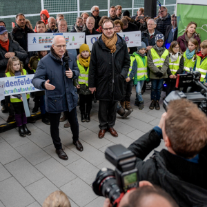 Meilenstein: Hamburgs Erster Bürgermeister Dr. Peter Tschentscher (l.) und HOCHBAHN-Chef Henrik Falk eröffnen am 9. Dezember 2019 feierlich Oldenfelde.