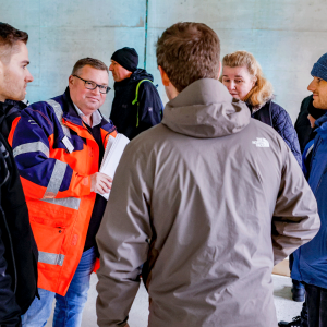 Projektleiter Niels Schefe klärt Fragen der Besucher*innen.