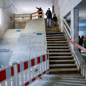 Eine provisorische Holztreppe führt hinunter zum Haltestellenbereich des Haltestellenanbaus Horner Rennbahn. Links im Foto wird später die Rolltreppe eingebracht.