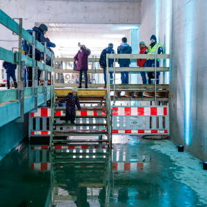 Einmal da runter gehen, wo später die stadtauswärts fahrenden Züge der Linien U2/U4 fahren werden.