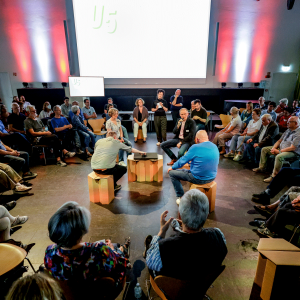 Fishbowl: Anwohner*innen stellen Fragen.