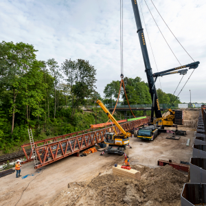 Die neue Fußgängerbrücke wurde in Modulen angeliefert und vor Ort zusammengebaut