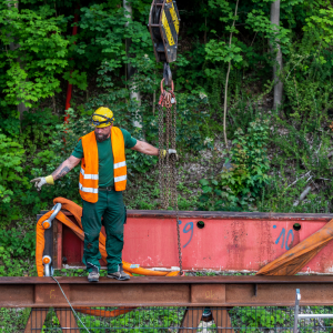 Vorbereitung ist alles: Bevor das tonnenschwere Bauwerk angehoben werden kann, muss es gut gesichert werden