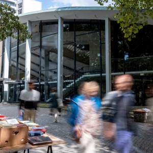 Menschen überqueren den Campus der Uni Hamburg.