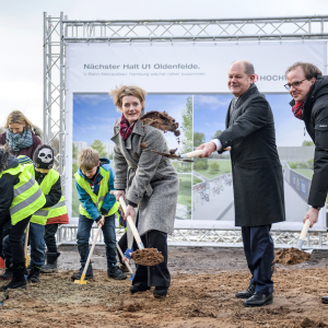 Claudia Güsken (Vorständin der HOCHBAHN), Olaf Scholz (ehemaliger Erster Bürgermeister, Mitte) und Henrik Falk (Vorstandsvorsitzender der HOCHBAHN) beim ersten Spatenstich. 