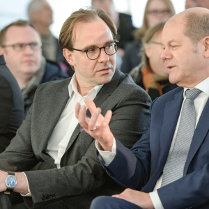 Henrik Falk (l.) im Gespräch mit dem damaligen Bürgermeister Olaf Scholz.