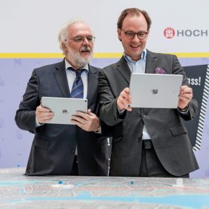 Gastgeber der Veranstaltung, UKE-Chef Burkhard Göke, und HOCHBAHN-Vorstandsvorsitzender Henrik Falk blicken virtuell in Hamburgs Zukunft.