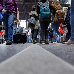 Reisende laufen dicht gedrängt über den Südsteg des Hamburger Hauptbahnhofs.