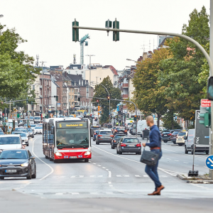 Ein Bus fährt auf einer vielbefahrenen Straße im Umfeld der Hoheluftbrücke.