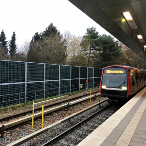 Ein Zug der Linie U1 steht am Bahnsteig der U1 Oldenfelde.