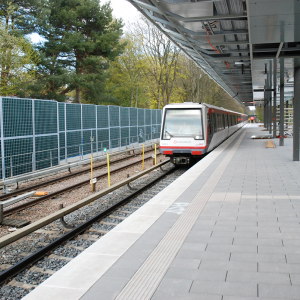 Eine U-Bahn der Linie U1 steht an einem Bahnsteig.