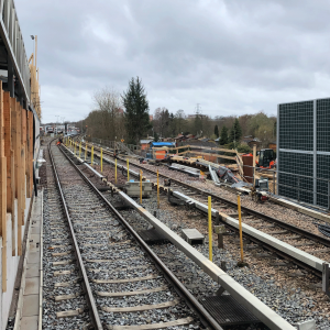 Bild von zwei Bahngleisen an der U1 Haltestelle Oldenfelde.