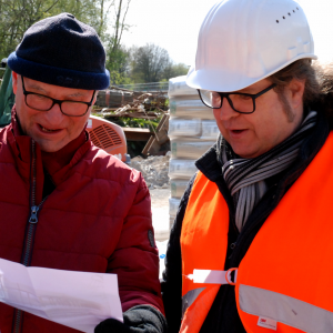 Projektleiter Volker Schmidt im Gespräch mit einem Interessierten.