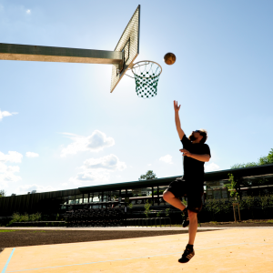 Hoch hinaus auf der Streetball-Anlage auf Höhe der Straße Fünfstück.