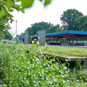 Foto der Bestandshaltestelle Sengelmannstraße und des momentan ungenutzten Bahnsteigs.