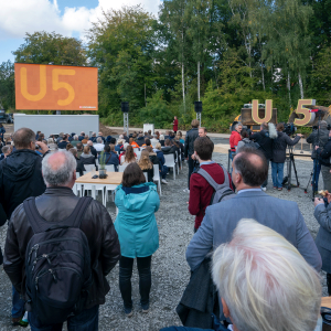 Mit Spannung verfolgten die vielen Besucherinnen und Besucher den U5-Film zum Spatenstich auf der Leinwand.