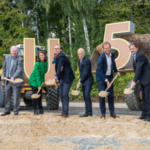 Zeit für den Spatenstich: Jens-Günter Lang, Vorstand HOCHBAHN; Dr. Petra Welge, Geschäftsführung HOCHBAHN U5 Projekt GmbH; Henrik Falk, Vorstand HOCHBAHN; Dr. Peter Tschentscher, Erster Bürgermeister, Hamburg; Dr. Anjes Tjarks, Senator für Verkehr und Mobilitätswende und Klaus Uphoff, Geschäftsführung HOCHBAHN U5 Projekt GmbH, waren mit dabei.