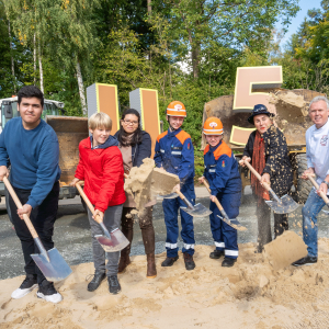 Kein Spatenstich ohne Spatenpaten (von links): Arasp Shojai aus der Stadtteilschule Bramfeld; Linus Servadio, Martin-Luther-King Kirche/Steilshoop; Annie Mitchelle Meyer Ordonez aus der Stadtteilschule Bramfeld; René Nolde von der Freiwilligen Feuerwehr Bramfeld; Stella Eggert von der Freiwilligen Feuerwehr Bramfeld; Fariba Hatami, Martin-Luther-King Kirche/Steilshoop und  Jörg Fastert, Schaubäckerei Fastert, feierten den offiziellen U5-Baustart mit uns.