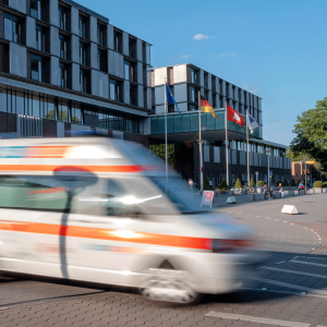 Ein Rettungswagen fährt vor dem UKE durchs Bild.