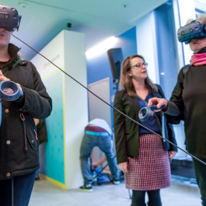 Zwei Menschen mit VR-Brillen betrachten ein virtuelles Model einer U5 Haltestelle.