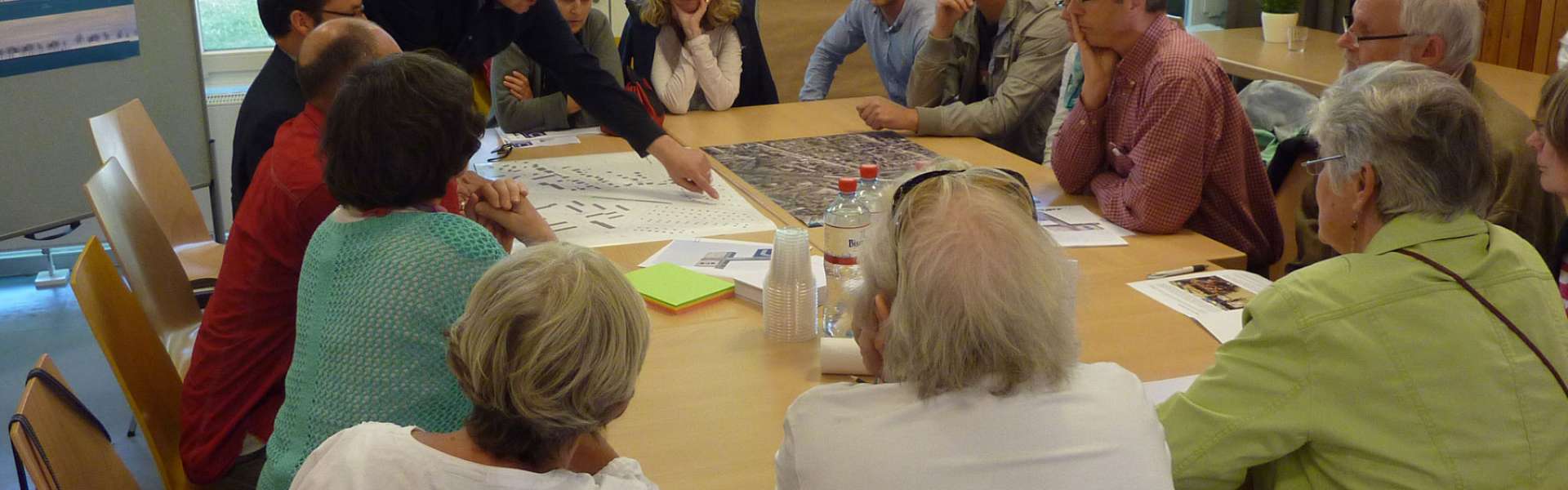 Engagiert brachten die Bürgerinnen und Bürger beim Workshop ihre Ideen zu den Themen Bau, Lärm, Verkehr und Umfeld der Haltestelle ein.