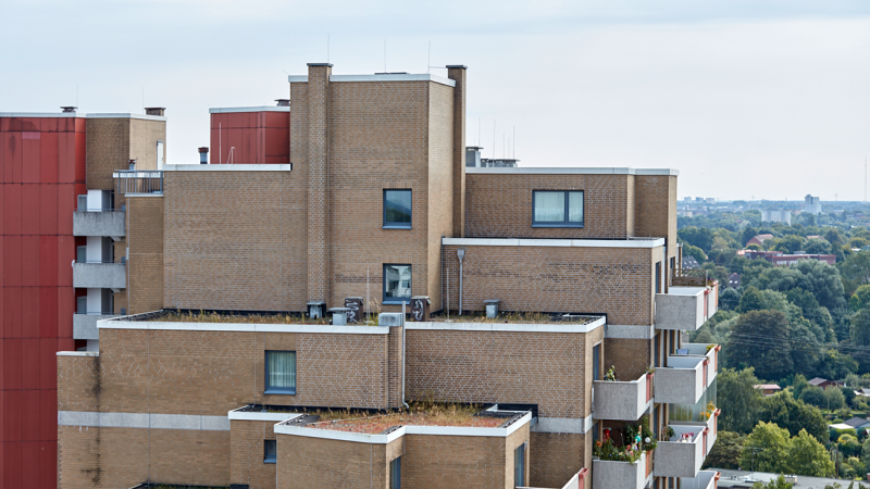 Blick auf ein steilshooper Wohnhaus.