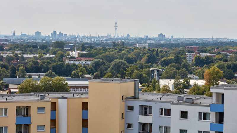 Panorama eines Wohnhausdachs in Steilshoop mit Blick Richtung City.