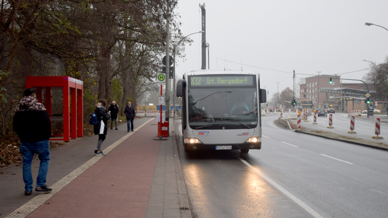 Ein Bus der HOCHBAHN steht vor einer Ersatzhaltestelle nahe der Horner Rennbahn.