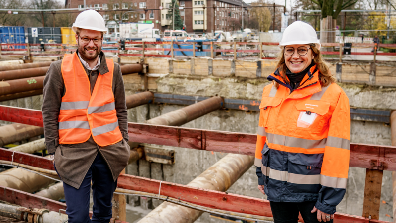 Verkehrssenator Anjes Tjarks und Bereichsleiterin Projektbau Stephanie Holk