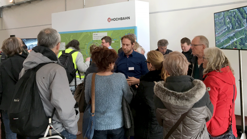 Eine Gruppe von Menschen im Gespräch mit einem Experten der HOCHBAHN.