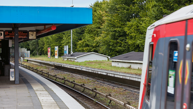 U1 fährt in die Haltestelle U Sengelmannstraße. 