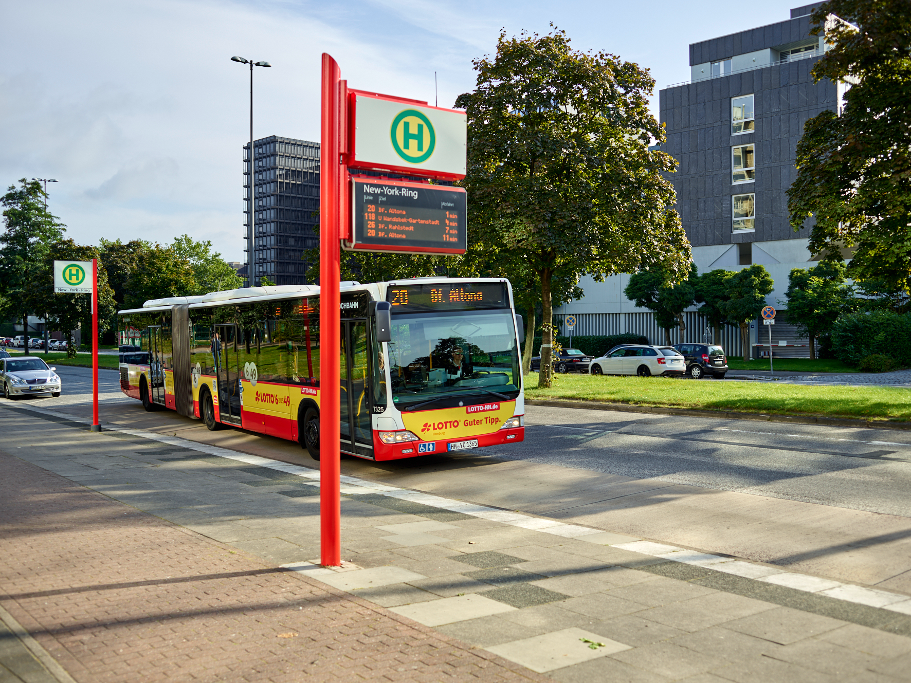 Bus steht an der Bushaltestelle New-York-Ring.