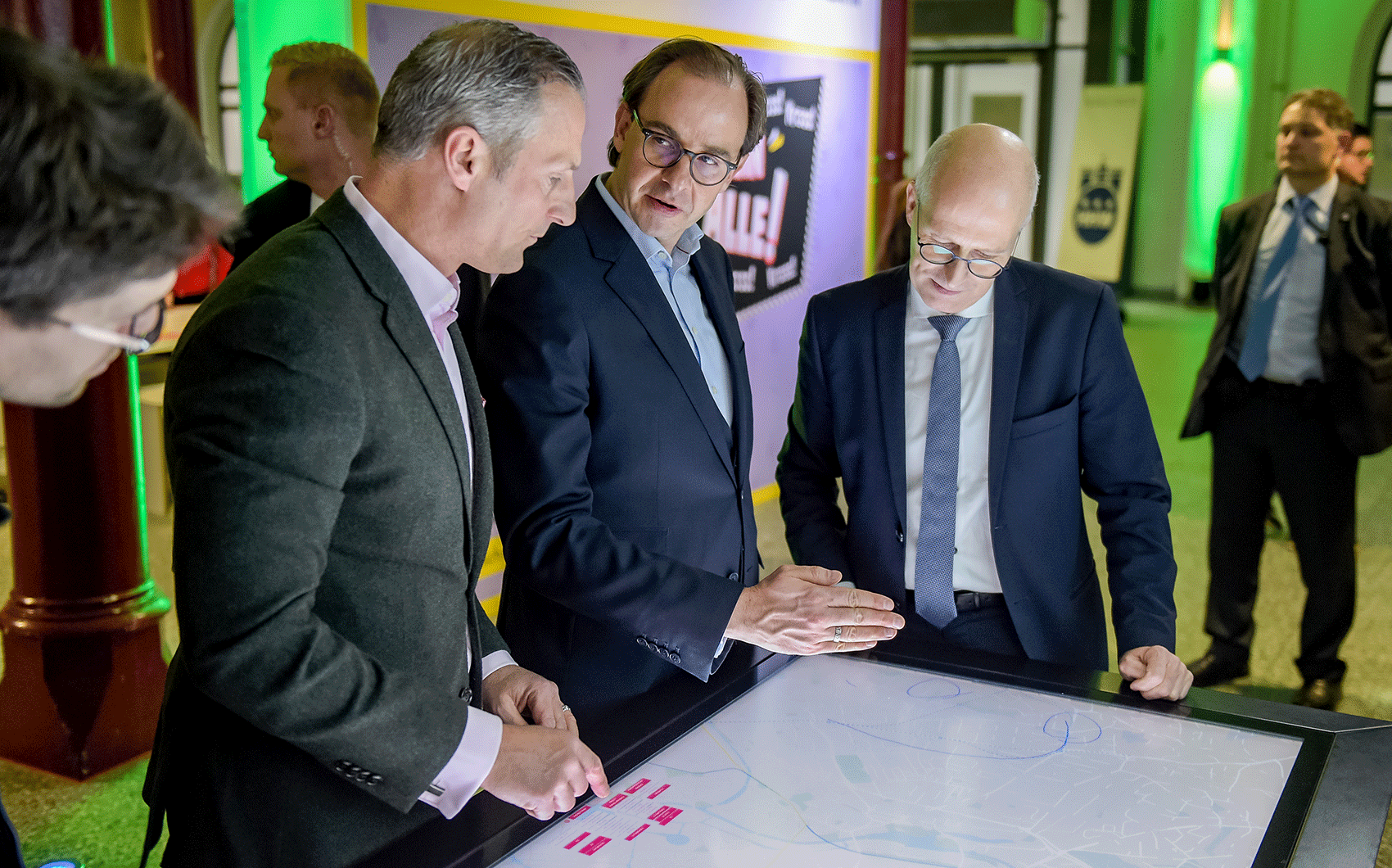 HOCHBAHN-Chef Henrik Falk (l.) und Hamburgs Erster Bürgermeister Dr. Peter Tschentscher im Gespräch mit einem Experten der HOCHBAHN.