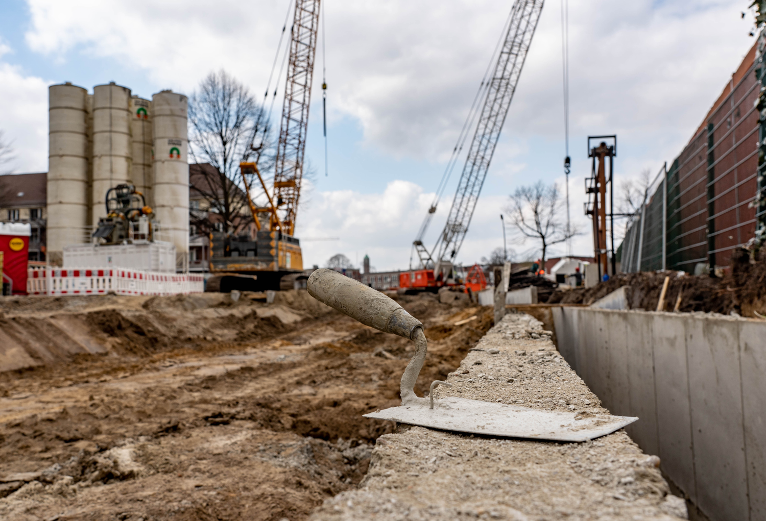 Baustelle am Lisa-Niebank-Weg Ecke Sandkamp. Im Hintergrund mehrere Kräne.