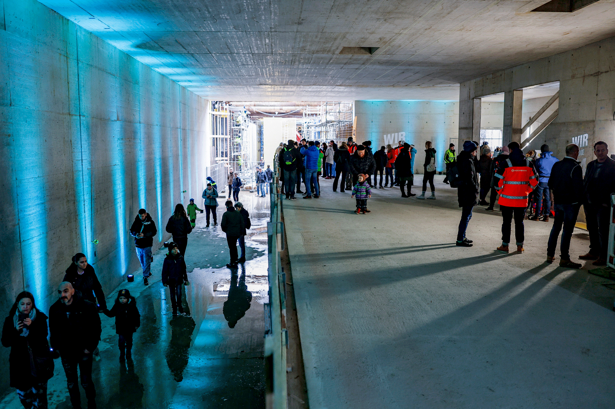 Viele Menschen im Rohbau der Haltestelle Horner Rennbahn.