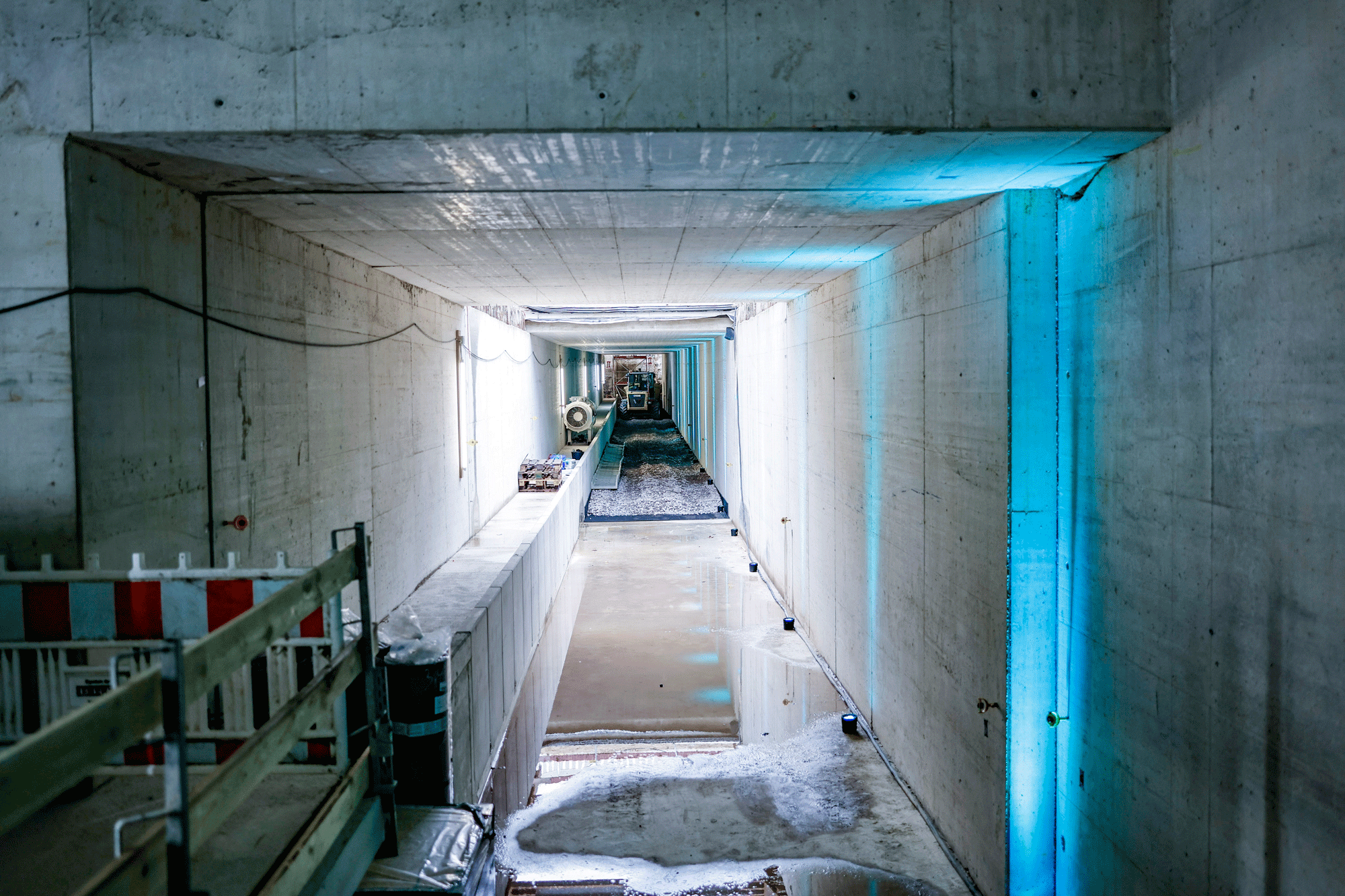 Blick in den noch nicht ganz fertiggestellten Tunnel. Ein Teil ist bereits mit Schotter bedeckt.