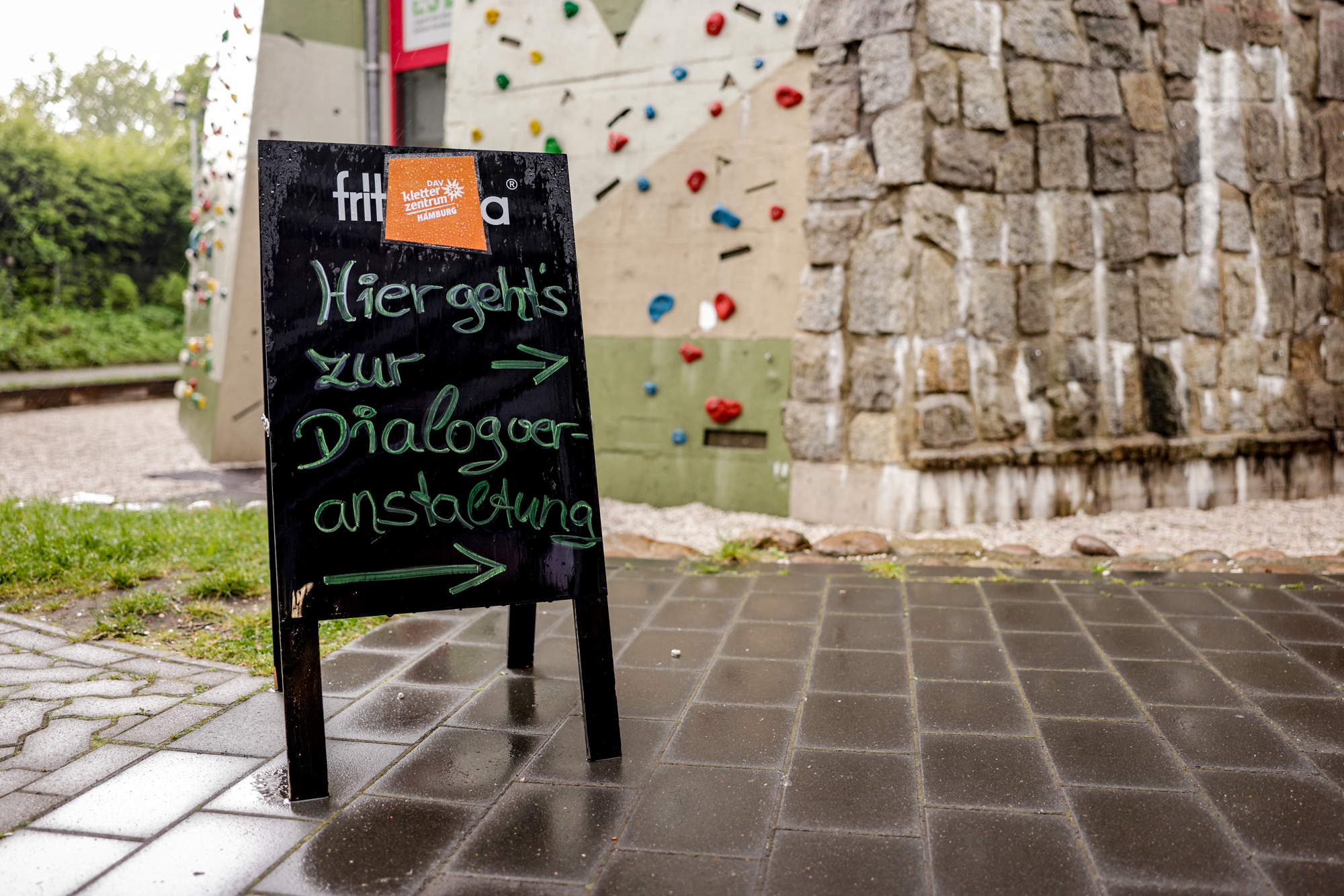 Wegweiser-Schild mit der Aufschrift: Hier geht´s zur Dialogveranstaltung.