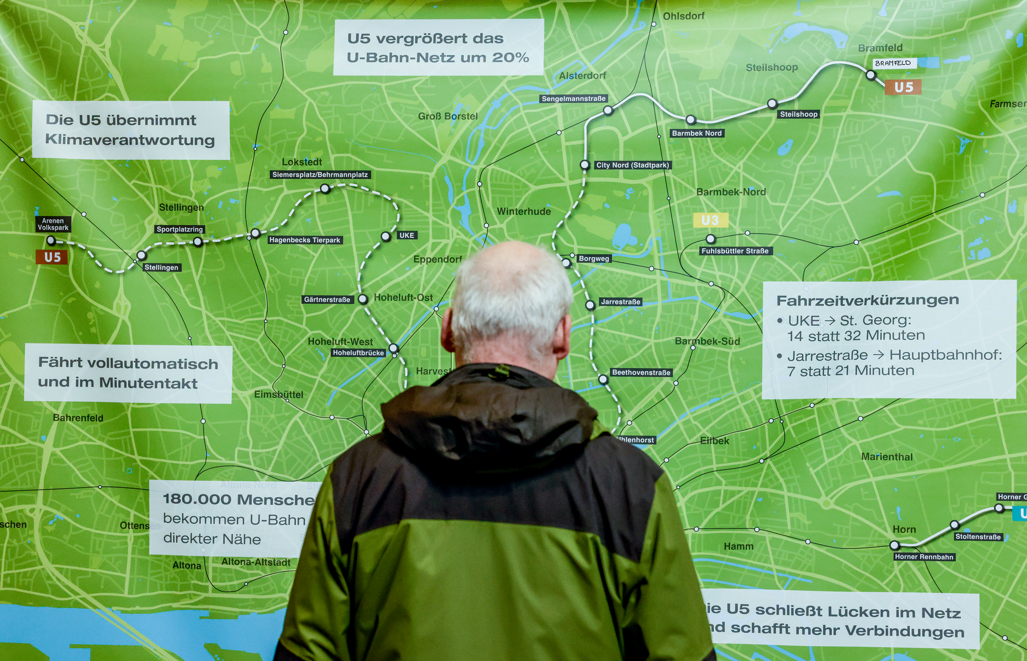 Ein Mann steht vor dem Streckenverlauf mit Informationen zum Netzausbau.