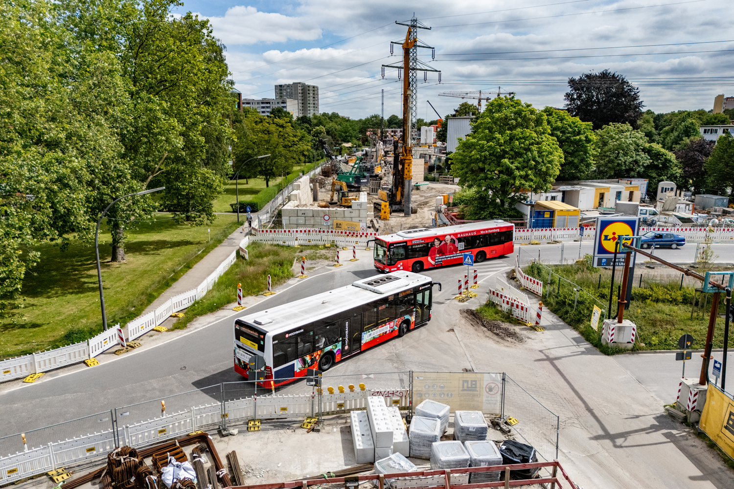 Panoramabild mit Bissen und Autos auf der Rudolf-Ross-Allee