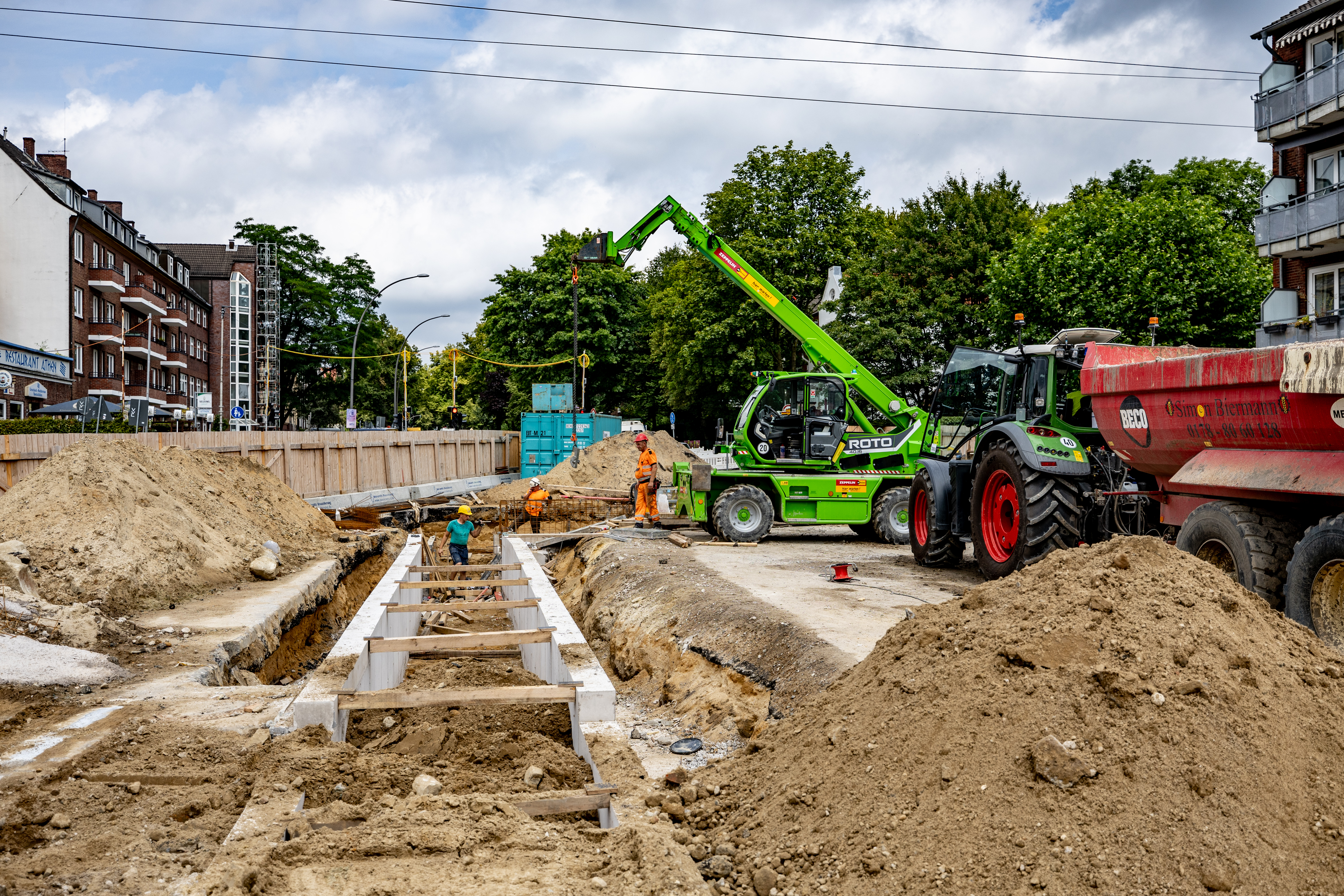 BLICK AUF die Baustelle: Leitwände und verschiedene Fahrzeuge