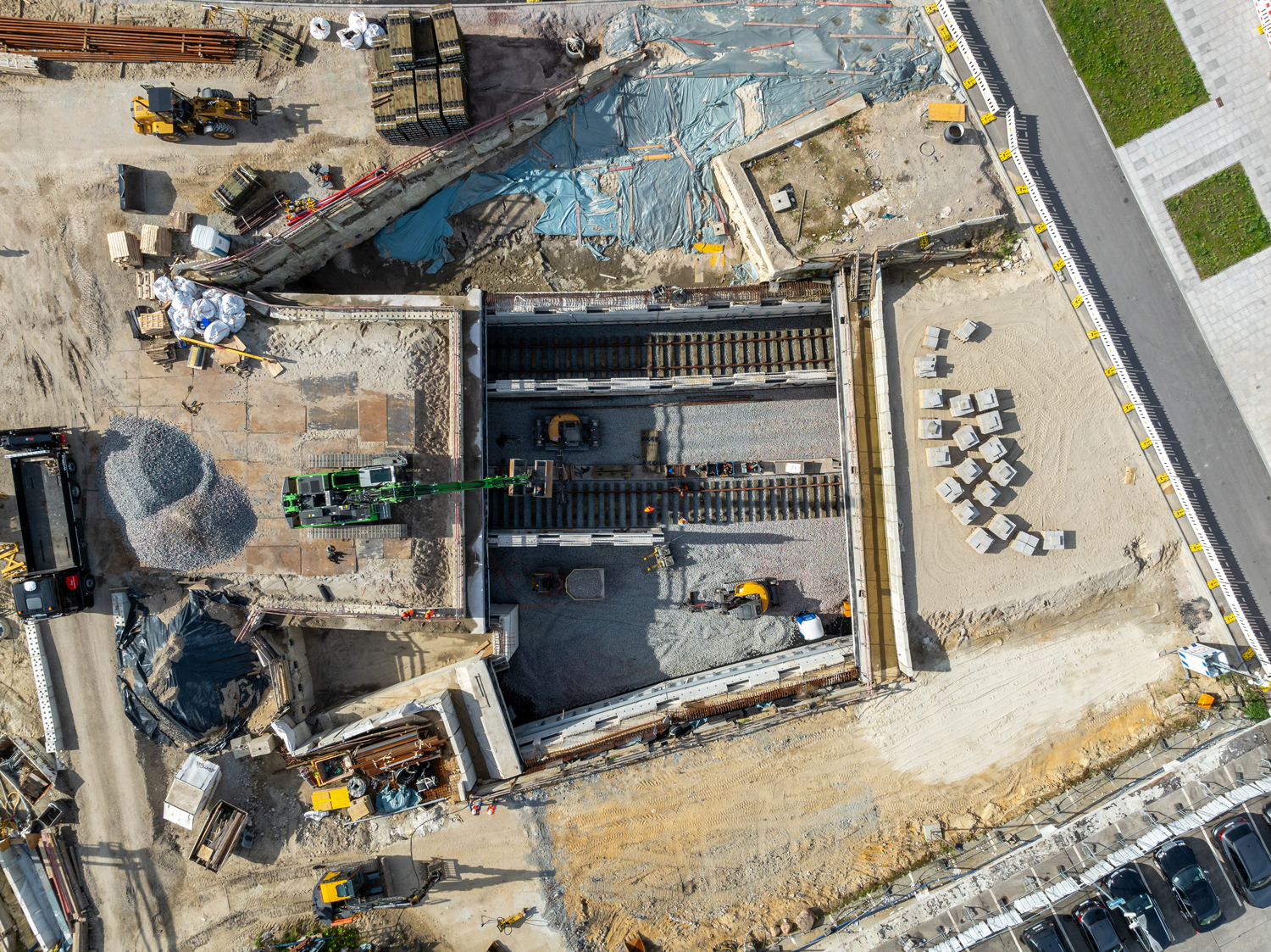 Drohnenaufnahme Kreuzungsbauwerk teilweise geschlossener Tunnel.