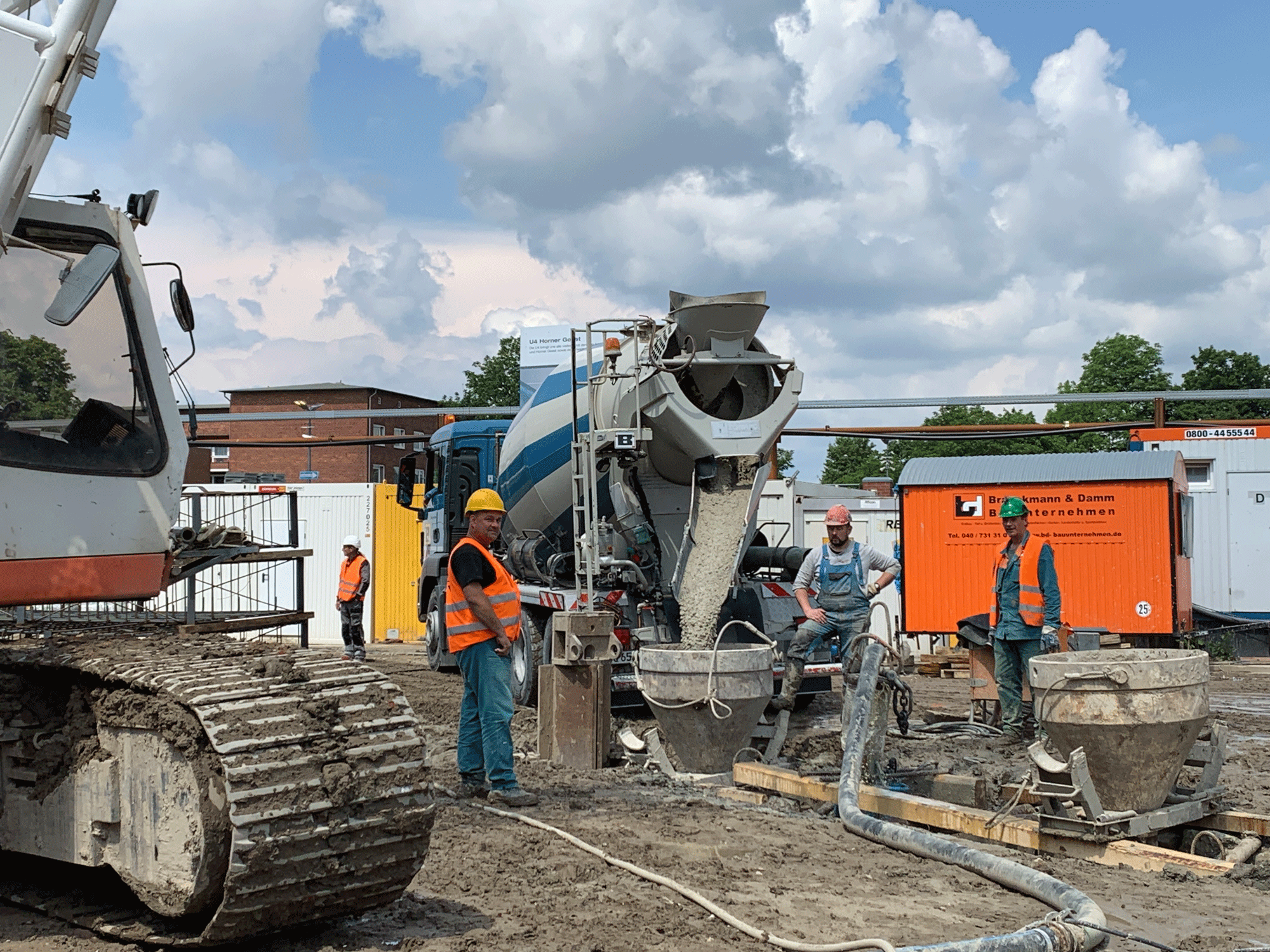 Betonmischer LKW füllt Betonage in die Schlitzwände