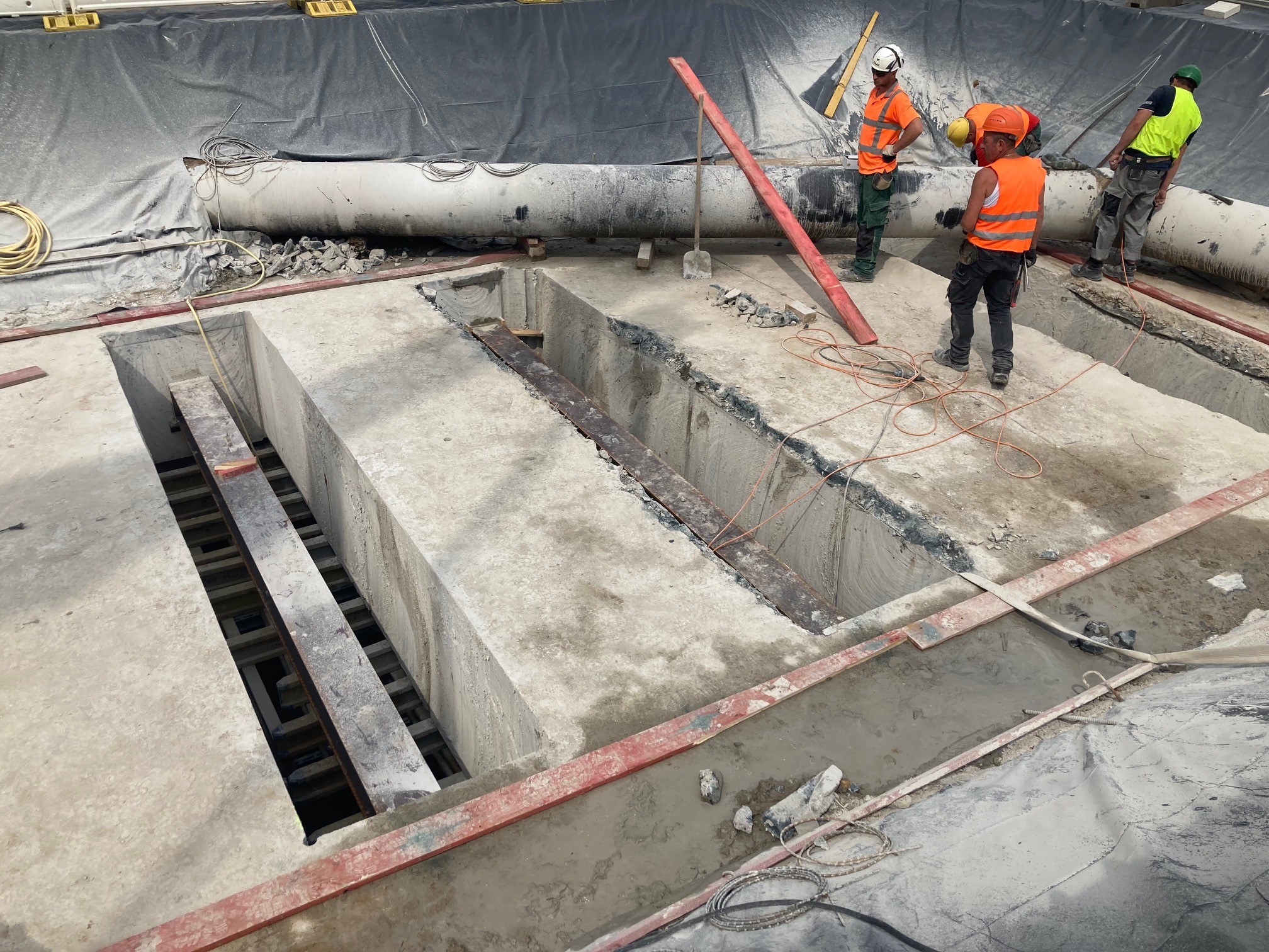 …und so sieht es an der Oberfläche neben dem Hochhaus Rennbahnstraße 27 aus. In Zukunft können Fahrgäste den zusätzlichen Zugang westlich des Rings 2 nutzen, um noch schneller zu den Bahnsteigen zu kommen.