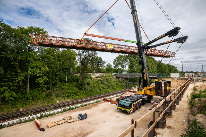 Kran hebt eine Brücke ein.