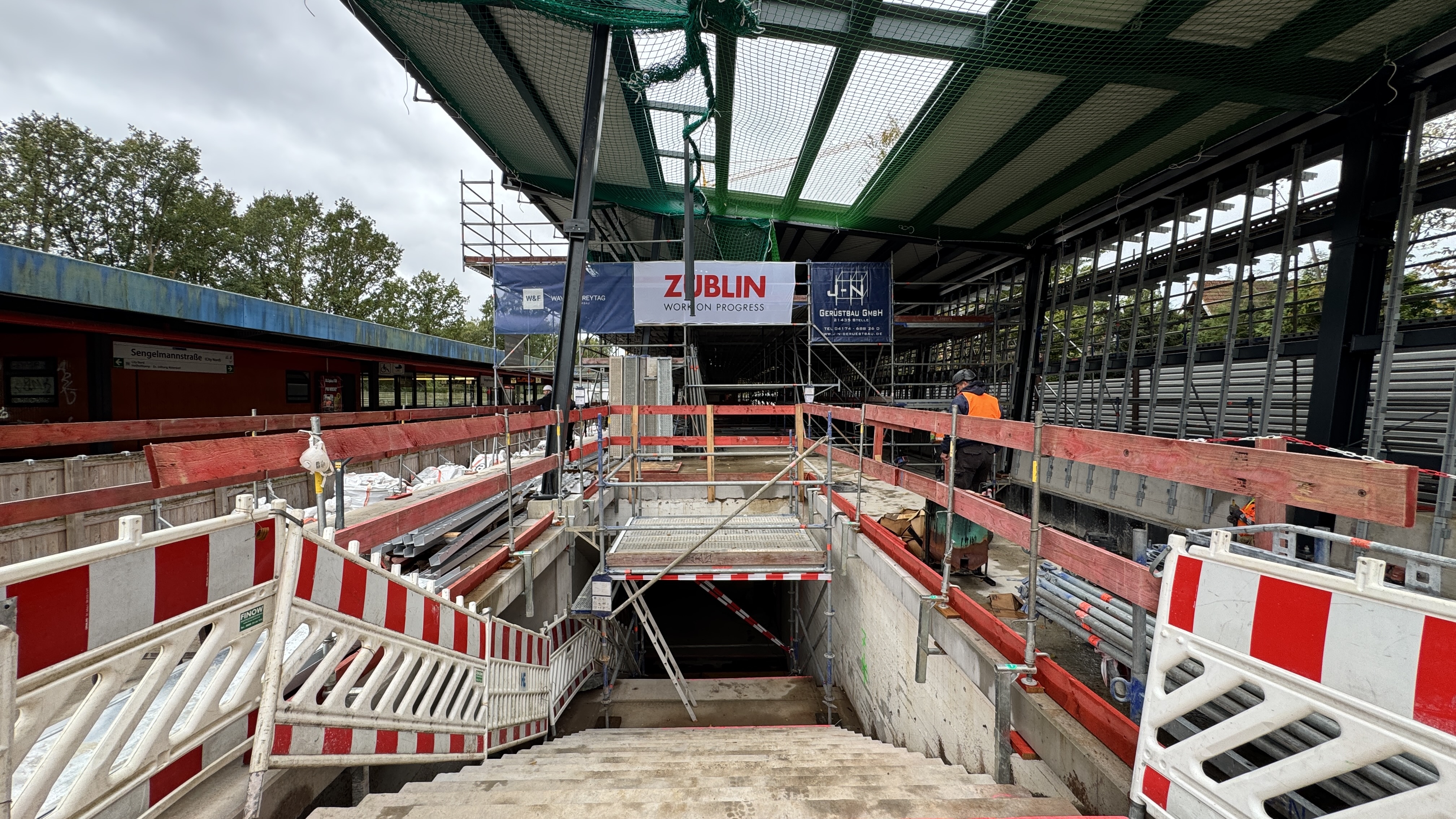 Treppenabgang vom nördlichen Bahnsteig der Sengelmannstraße