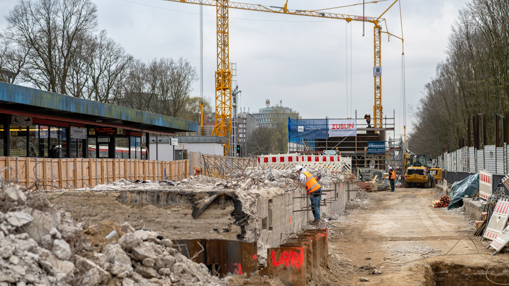 Zu sehen der Abriss des alten Bahnsteigs U-Sengelmannstraße, sowie die Bestandshaltestelle und das Gerüst der zukünftigen Leitstelle. 