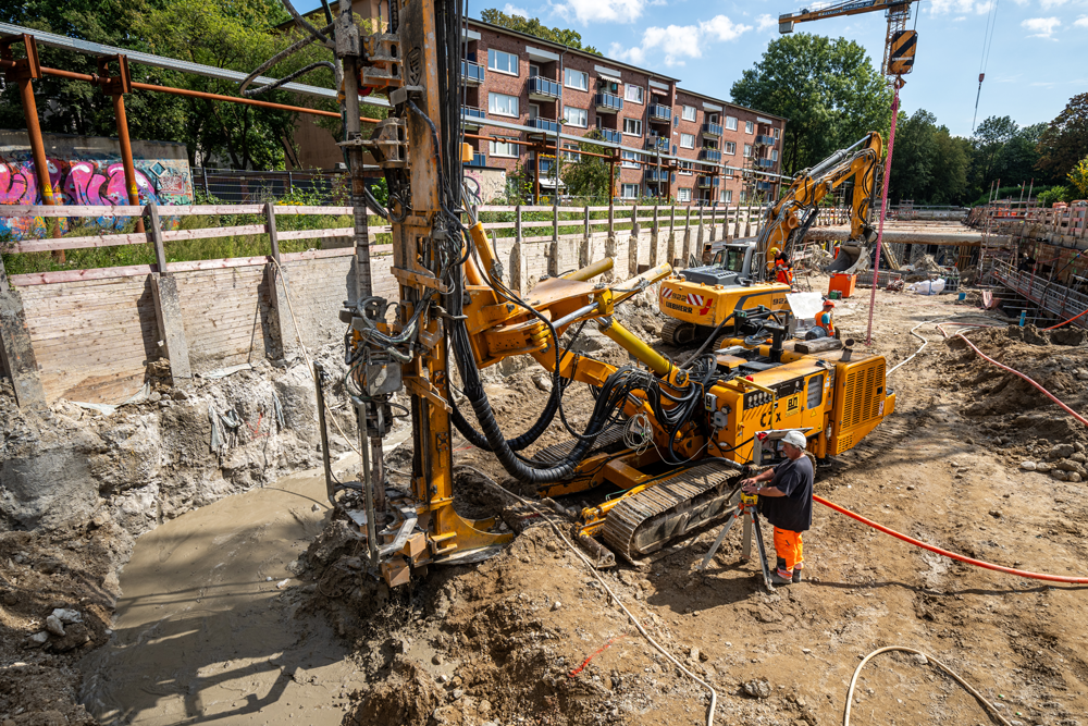 Mittels eines Bohrgeräts, das eine Zementsuspension in den Boden spritzt, wird dieser verfestigt, damit darauf eine dichte Sohle für den Tunnelbau gebaut werden kann.